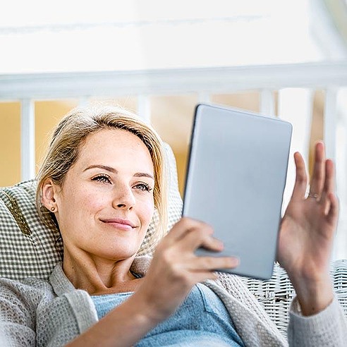 Weibliche Person mit Tablet | Ramend